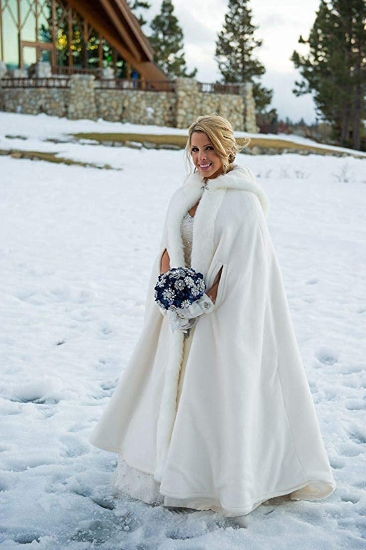 冬季新娘斗篷:人造毛皮为新娘戴头巾的斗篷