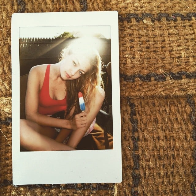 Gigi Hadid indulged in patriotic popsicles.