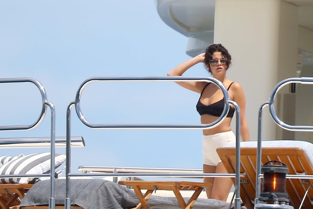Selena showed off a pin-up worthy, mismatched set aboard a yacht on her bir...