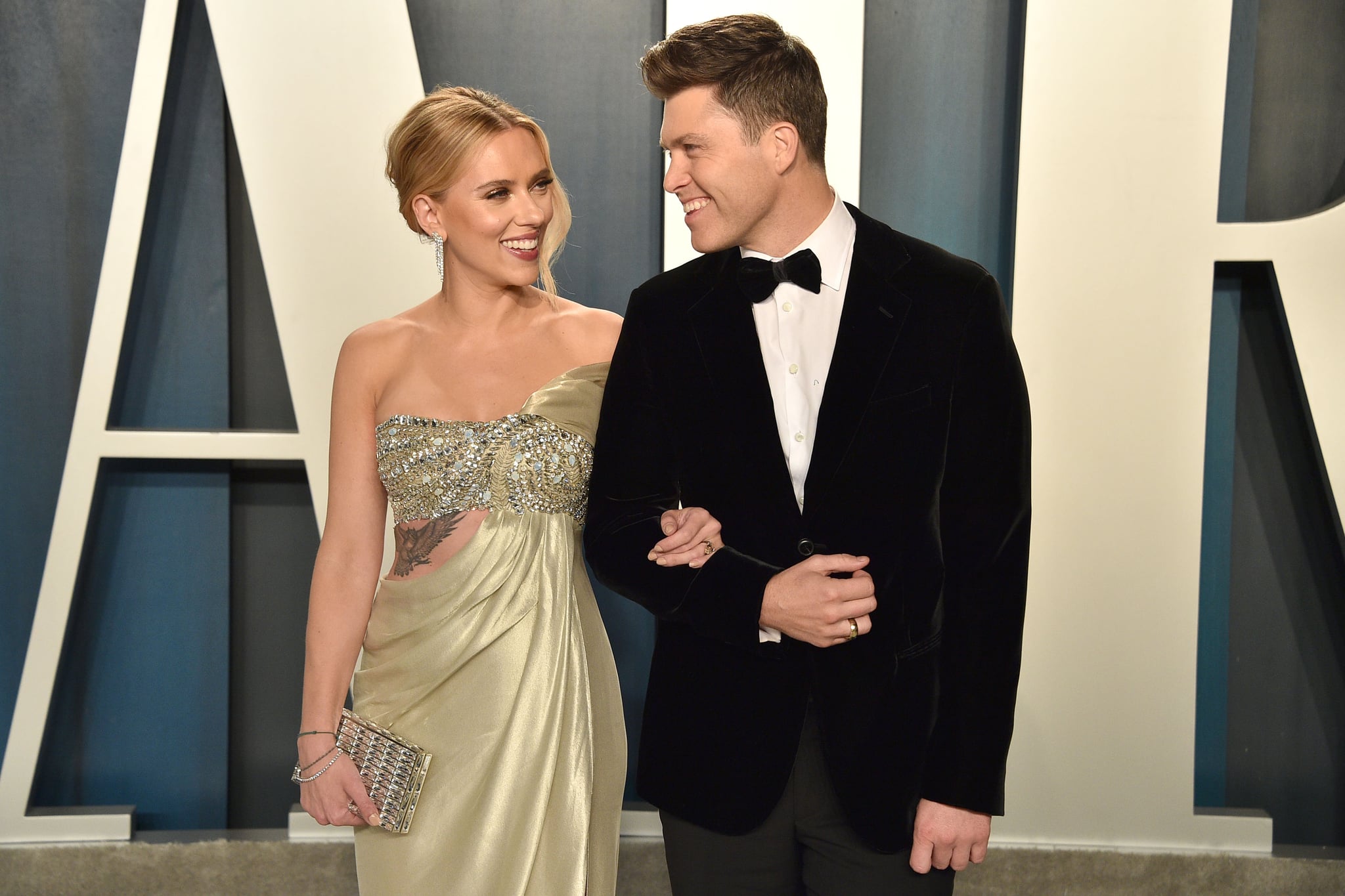 BEVERLY HILLS, CALIFORNIA - FEBRUARY 09: Scarlett Johansson and Colin Jost attend the 2020 Vanity Fair Oscar Party at Wallis Annenberg Center for the Performing Arts on February 09, 2020 in Beverly Hills, California. (Photo by David Crotty/Patrick McMullan via Getty Images)