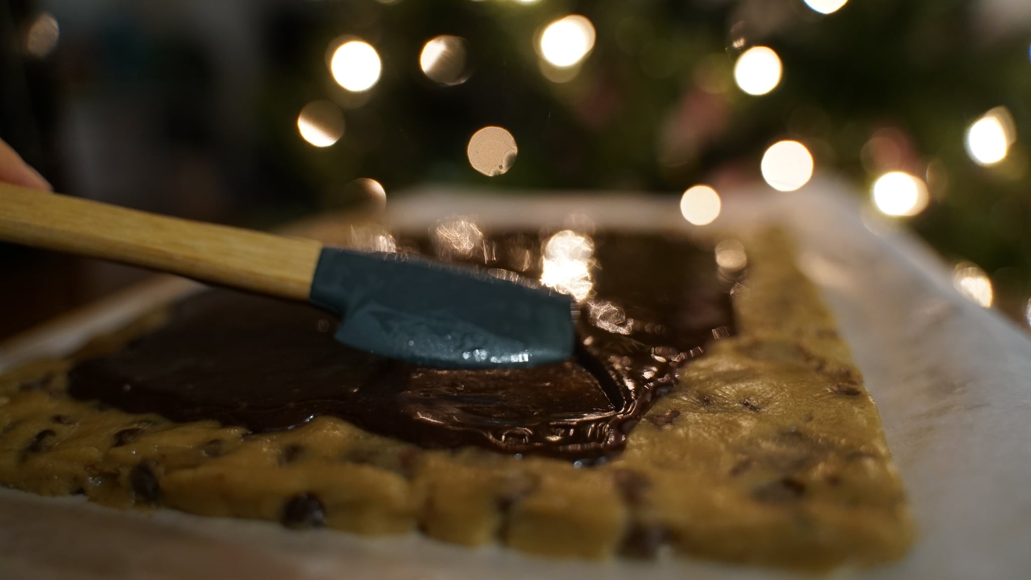 巧克力蛋糕面糊分布在一层饼干面团