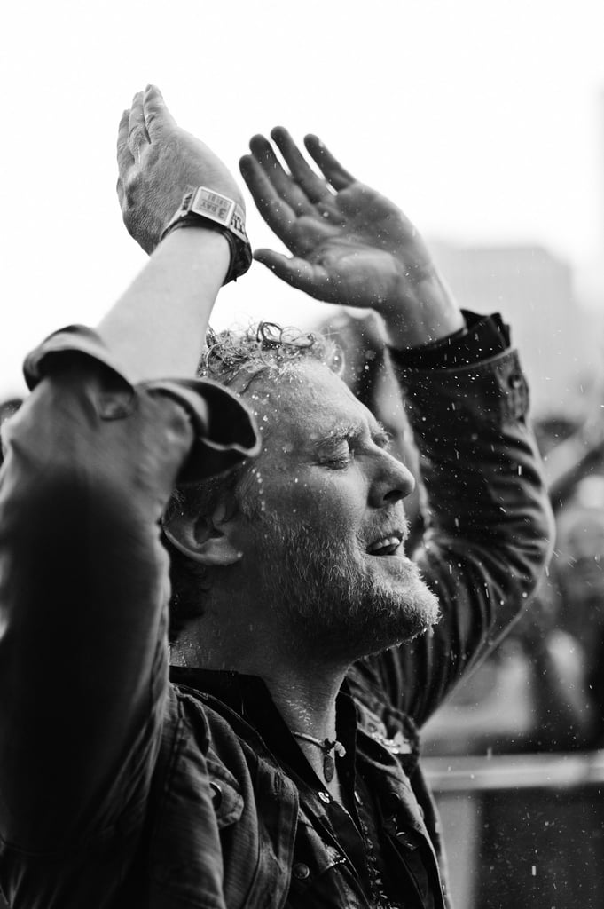 Irish singer Glen Hansard braved the rain in 2014.