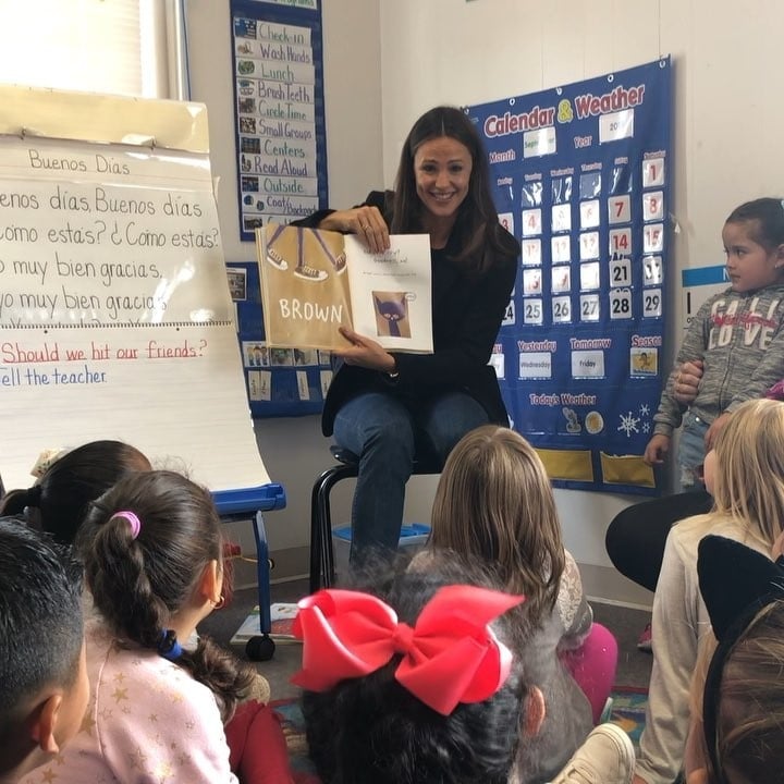 Jennifer Garner Reads Pete The Cat Shoes Book Popsugar Family