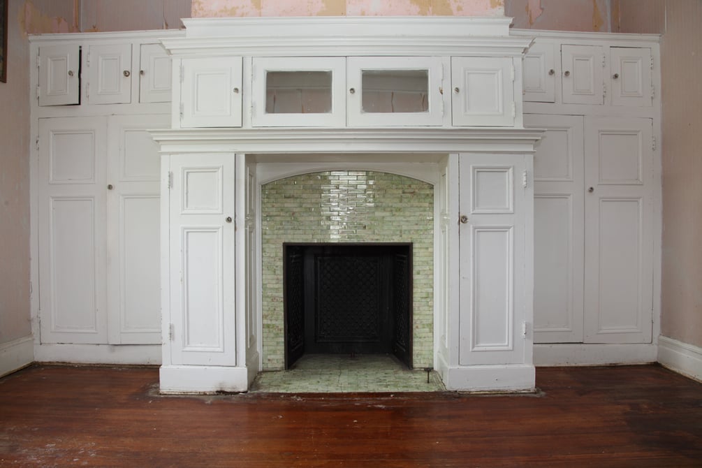 Wow, what a gorgeous tiled fireplace!