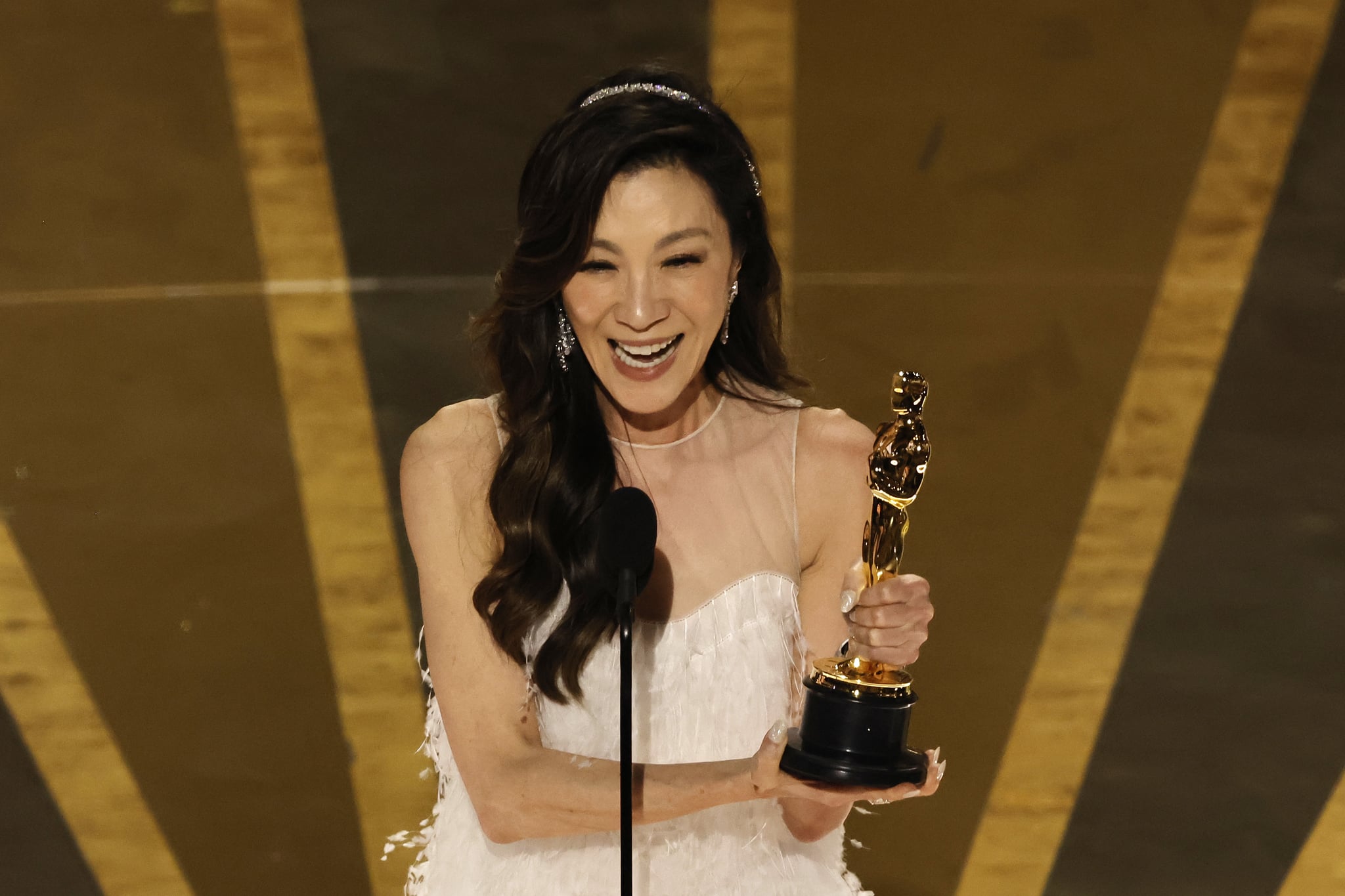 好莱坞,加州- 3月12日:杨紫琼接受了最佳女演员奖”title=