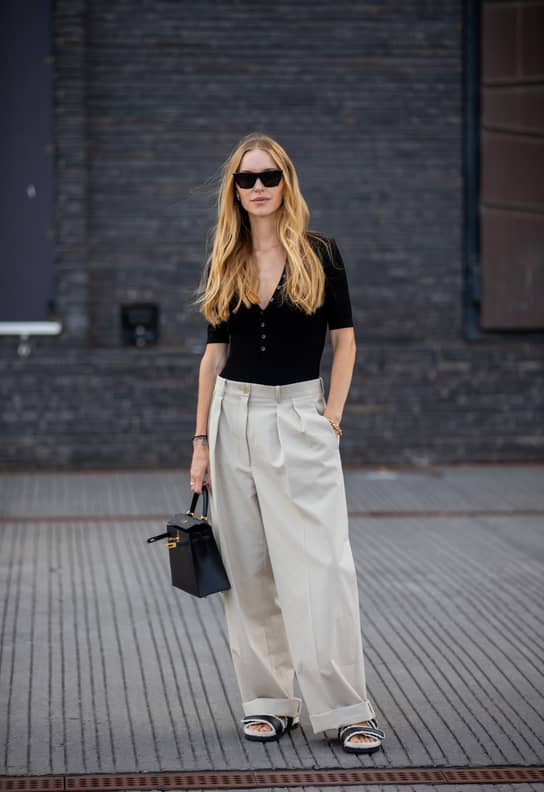 On A Grey High  Wide leg pants outfit, Wide leg trousers outfit, Grey  pants outfit