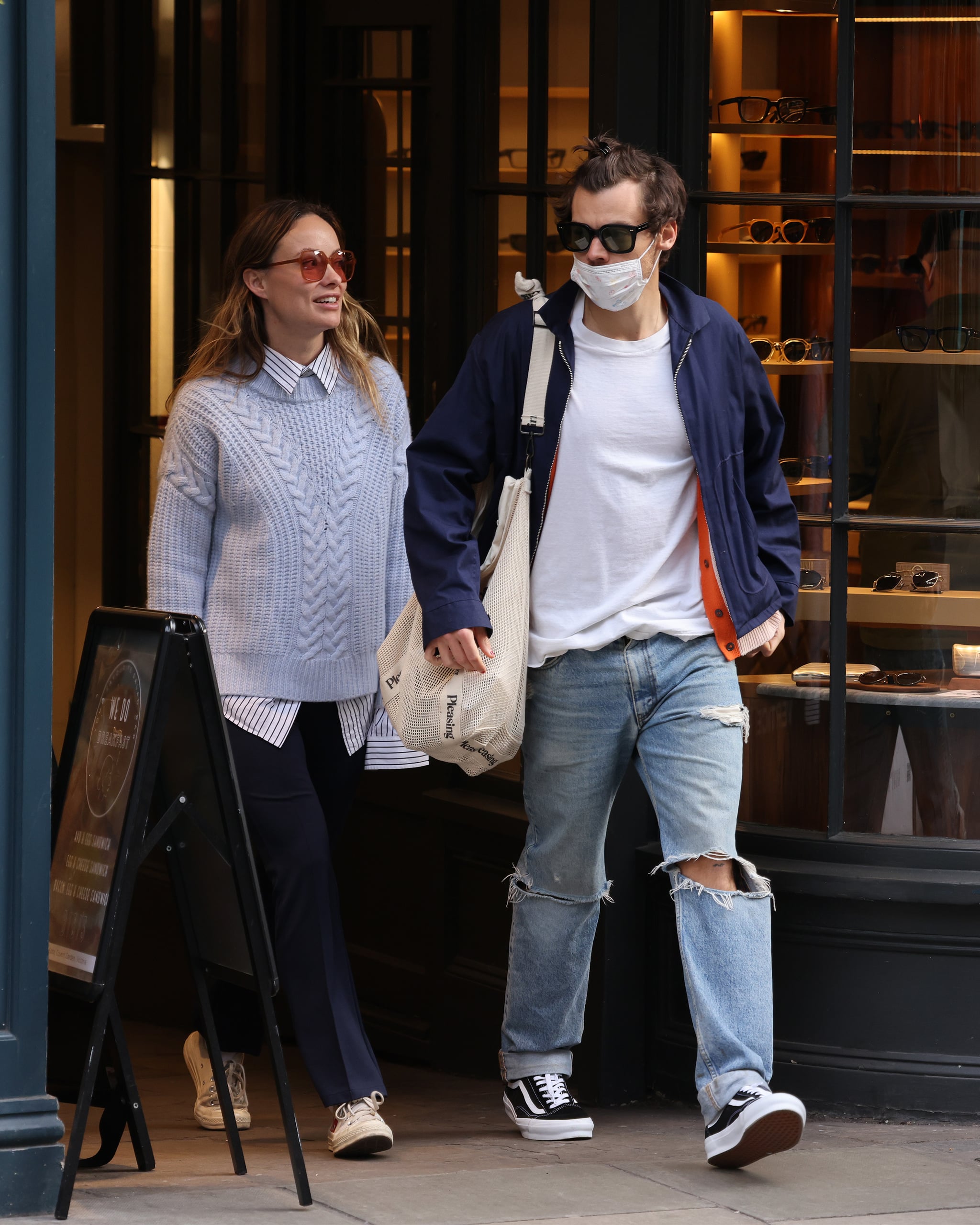 LONDON, ENGLAND - MARCH 15: Harry Styles and Olivia Wilde are seen in Soho on March 15, 2022 in London, England. (Photo by Neil Mockford/GC Images)