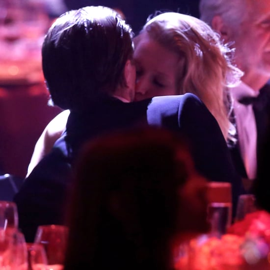 莱昂纳多·迪卡普里奥和托尼·加恩在慈善晚会上接吻
