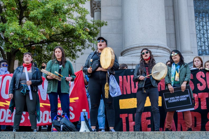 曼哈顿,纽约,美国- 2019/10/14:印第安人与众人分享一首歌在集会在美国自然历史博物馆的外面。激进组织使非殖民化这个地方,全市基层团体组织的联盟
