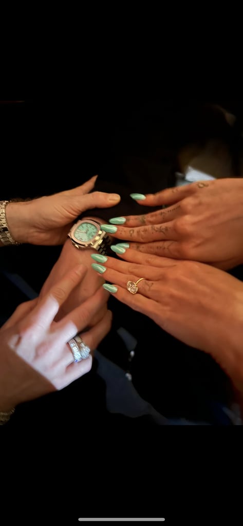 Hailey Bieber穿蓝色的指甲在Tiffany & Co。的庆祝活动
