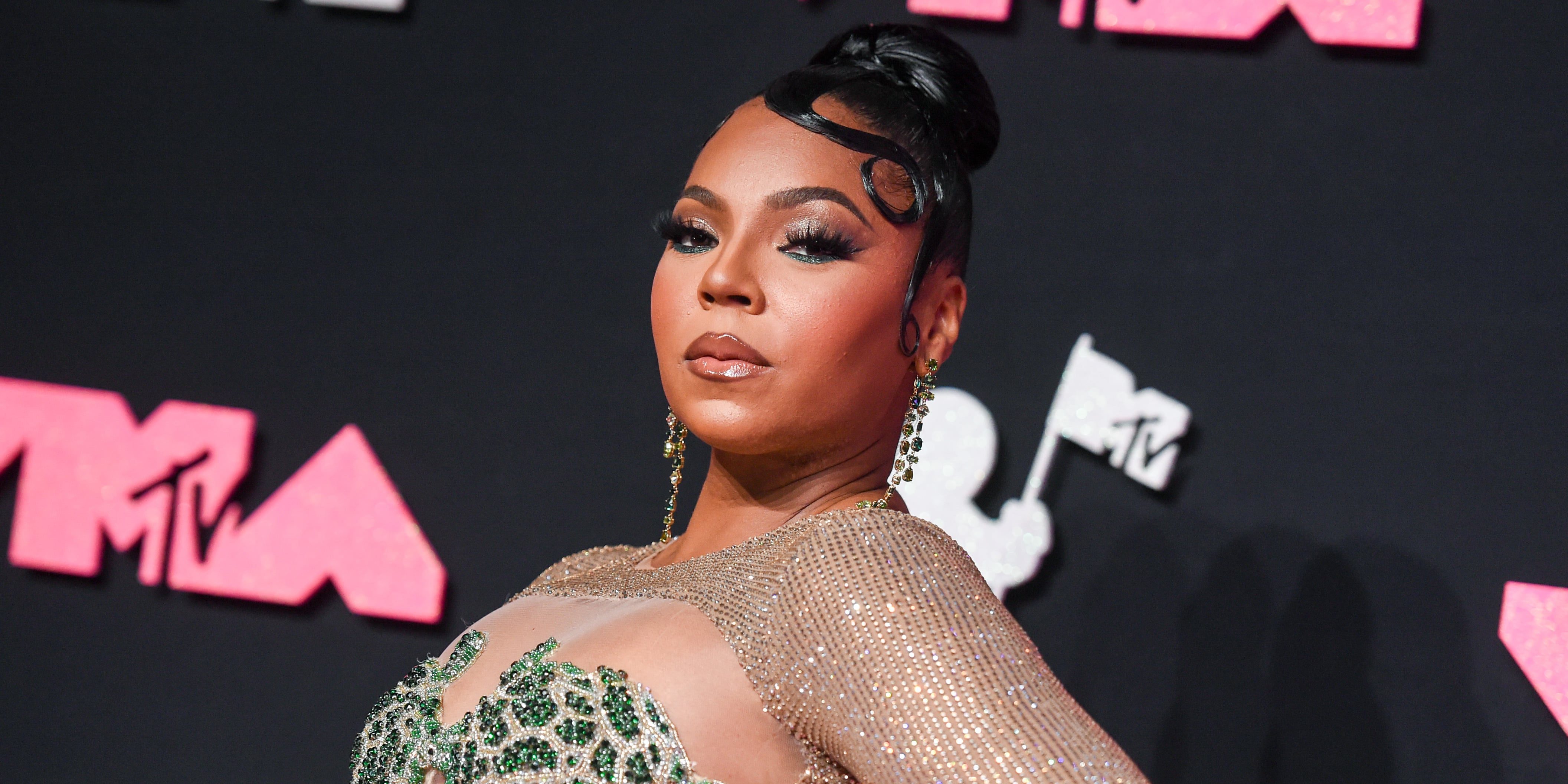 Ashanti's Clutch Features a Photo of Nelly at the VMAs - Vimarsana News