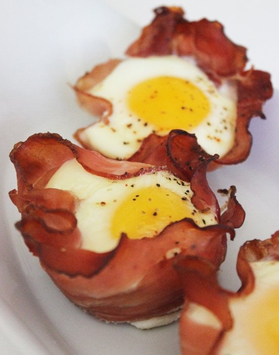 Paleo: Baked Eggs in Ham Cups