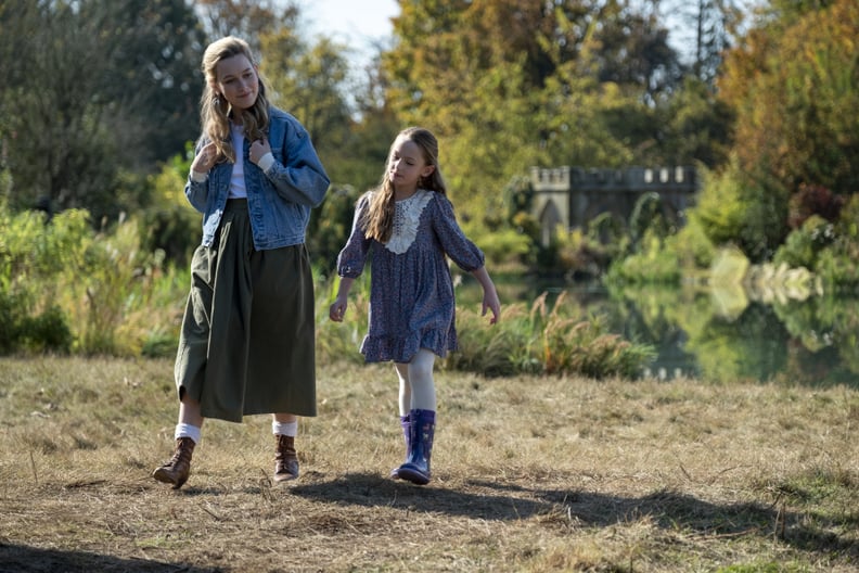 THE HAUNTING OF BLY MANOR (L to R) VICTORIA PEDRETTI as DANI and AMELIE SMITH as FLORA in THE HAUNTING OF BLY MANOR Cr. EIKE SCHROTER/NETFLIX  2020