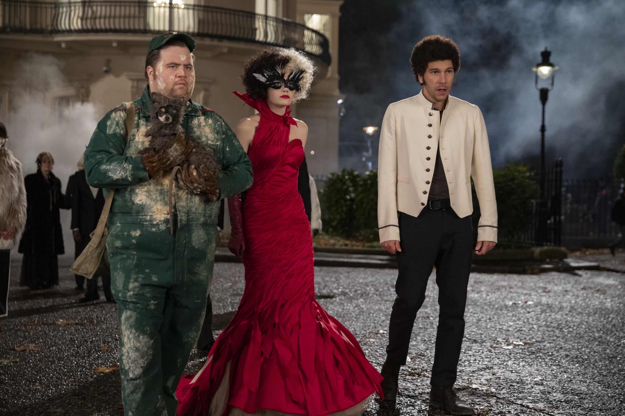 Cruella - Cruella [Disney - 2021] - Page 19 Paul-Walter-Hauser-as-Horace-Emma-Stone-as-Cruella-Joel-Fry-as-Jasper