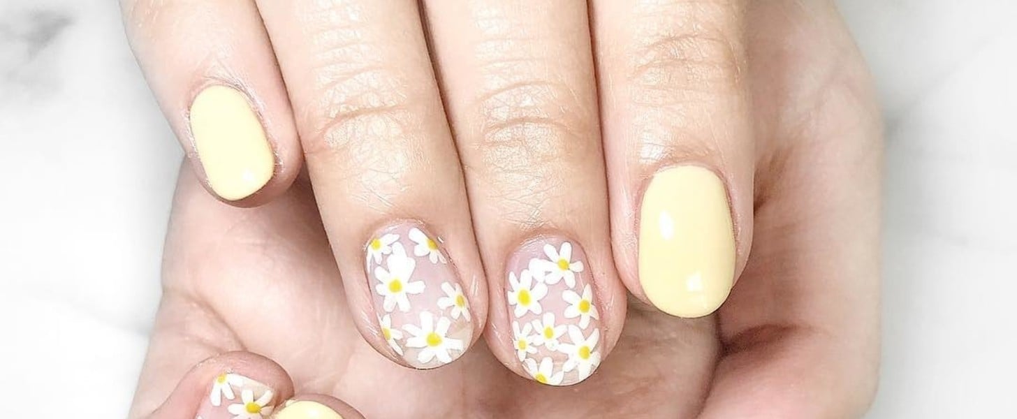Daisies store nail art