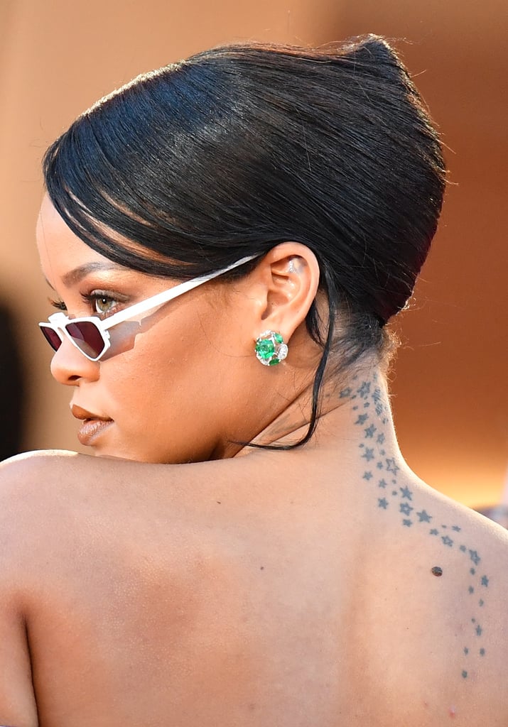 Tatuaje en el cuello de la constelación de Rihanna