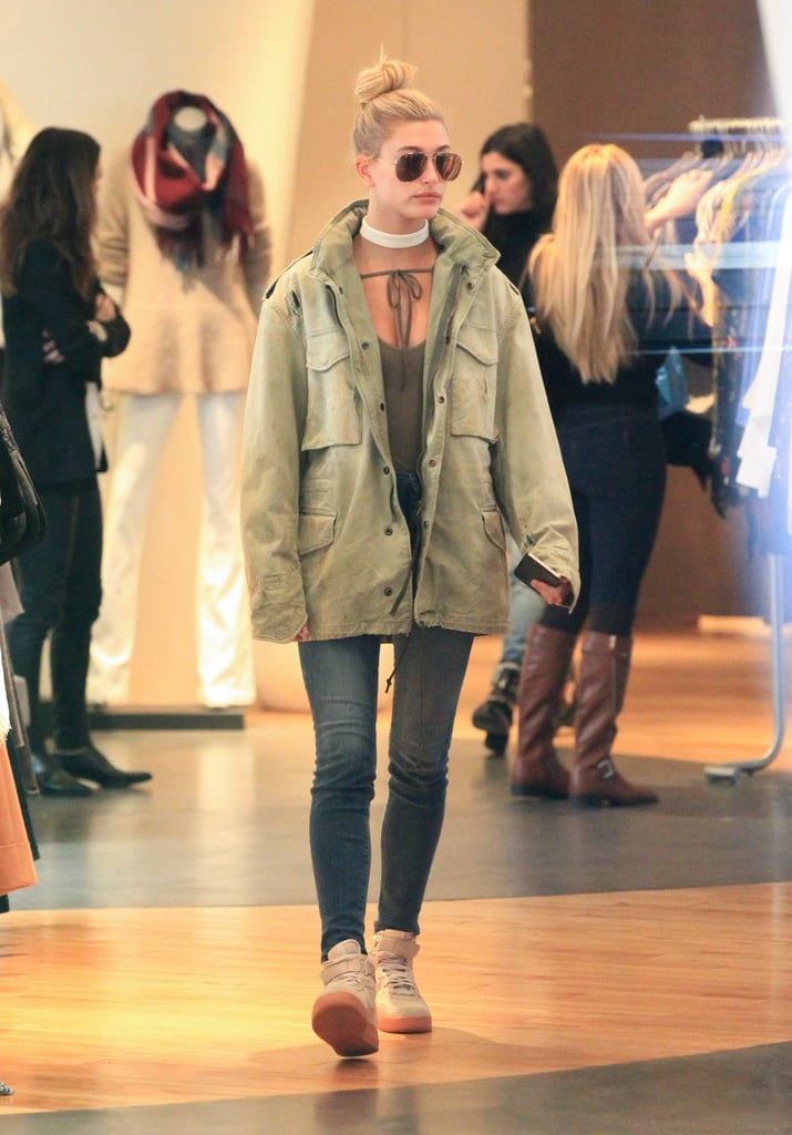 It model Hailey Baldwin made her simple shirt slightly sexier during a recent shopping trip, turning it around and showing off the tie in the front.