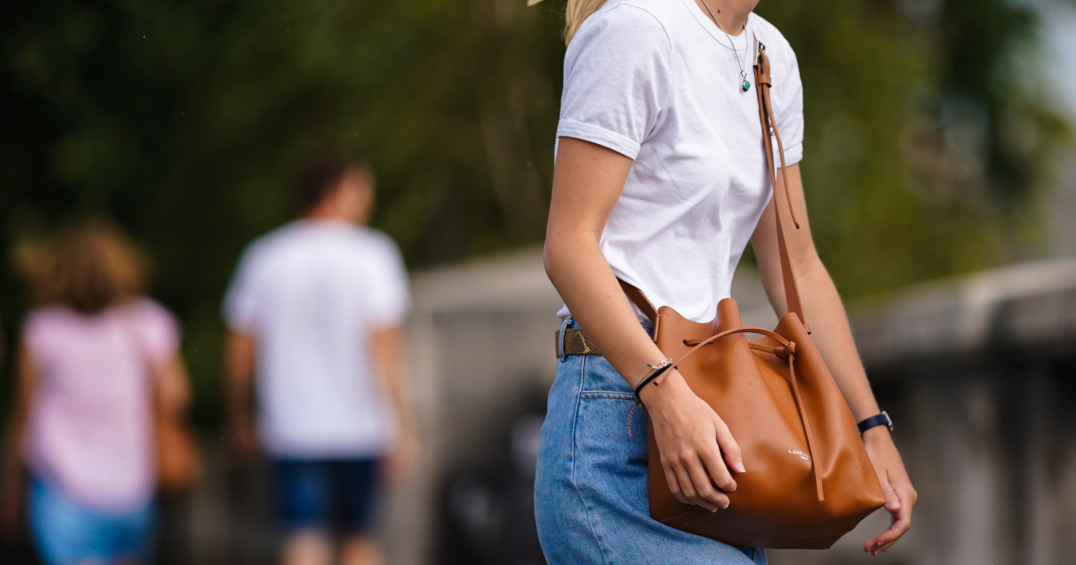 EFFORTLESS LOOK by @kantyphotographers feat. Unitude Bucket Bag