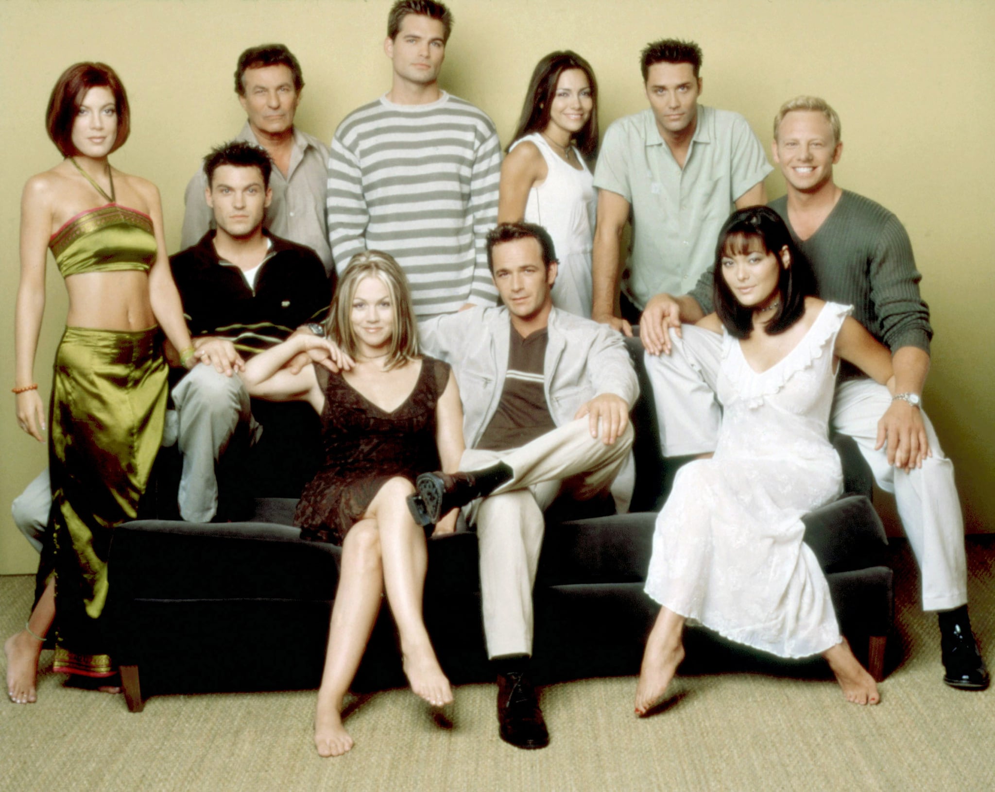 BEVERLY HILLS 90210, (standing, from left): Tori Spelling, Joe E. Tata, Daniel Cosgrove, Vanessa Marcil, Vincent Young, (sitting): Brian Austin Green, Jennie Garth, Luke Perry, Lindsay Price, (1999), 1990-2000. photo: George Lange /  Aaron Spelling Prod. / Courtesy: Everett Collectiona