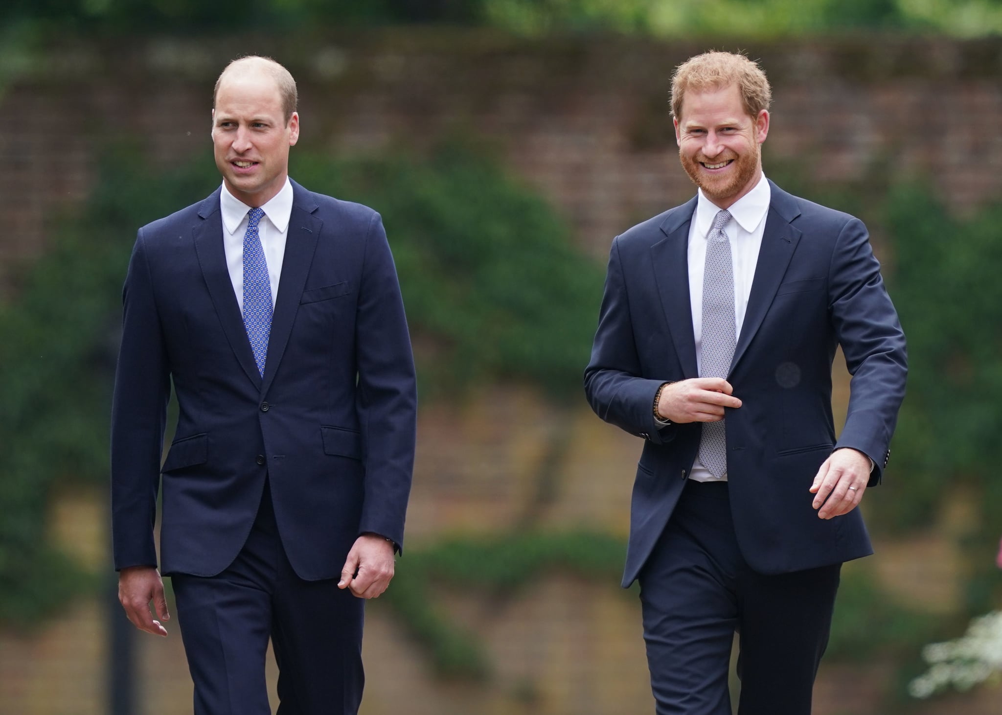 英国伦敦,7月01:威廉王子,剑桥公爵(左)和哈里王子,苏塞克斯公爵雕像揭幕的到达他们委托的母亲戴安娜,威尔士王妃,在肯辛顿宫的下沉花园,什么她的60岁生日7月1日,2021年在伦敦,英国。今天是戴安娜王妃的60岁生日,1997年去世。今天在这里举行的一个仪式上,她的儿子威廉王子和哈里王子的剑桥公爵和公爵苏塞克斯分别将推出雕像在她的记忆中。(图片由Yui Mok WPA池/盖蒂图片社)