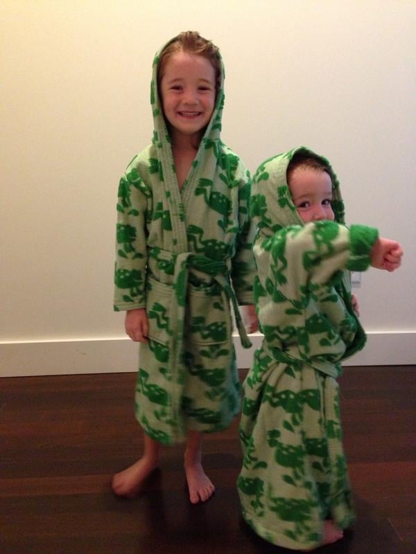 Satyana and Keeva Denisof were all smiles for the camera after their baths.
Source: Twitter user alydenisof