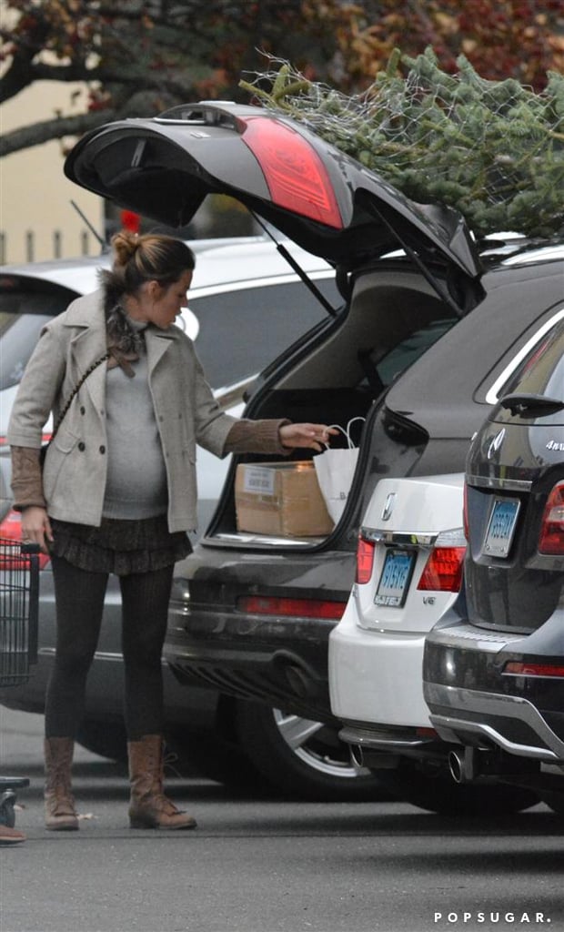 Pregnant Blake Lively Buys a Christmas Tree | Pictures