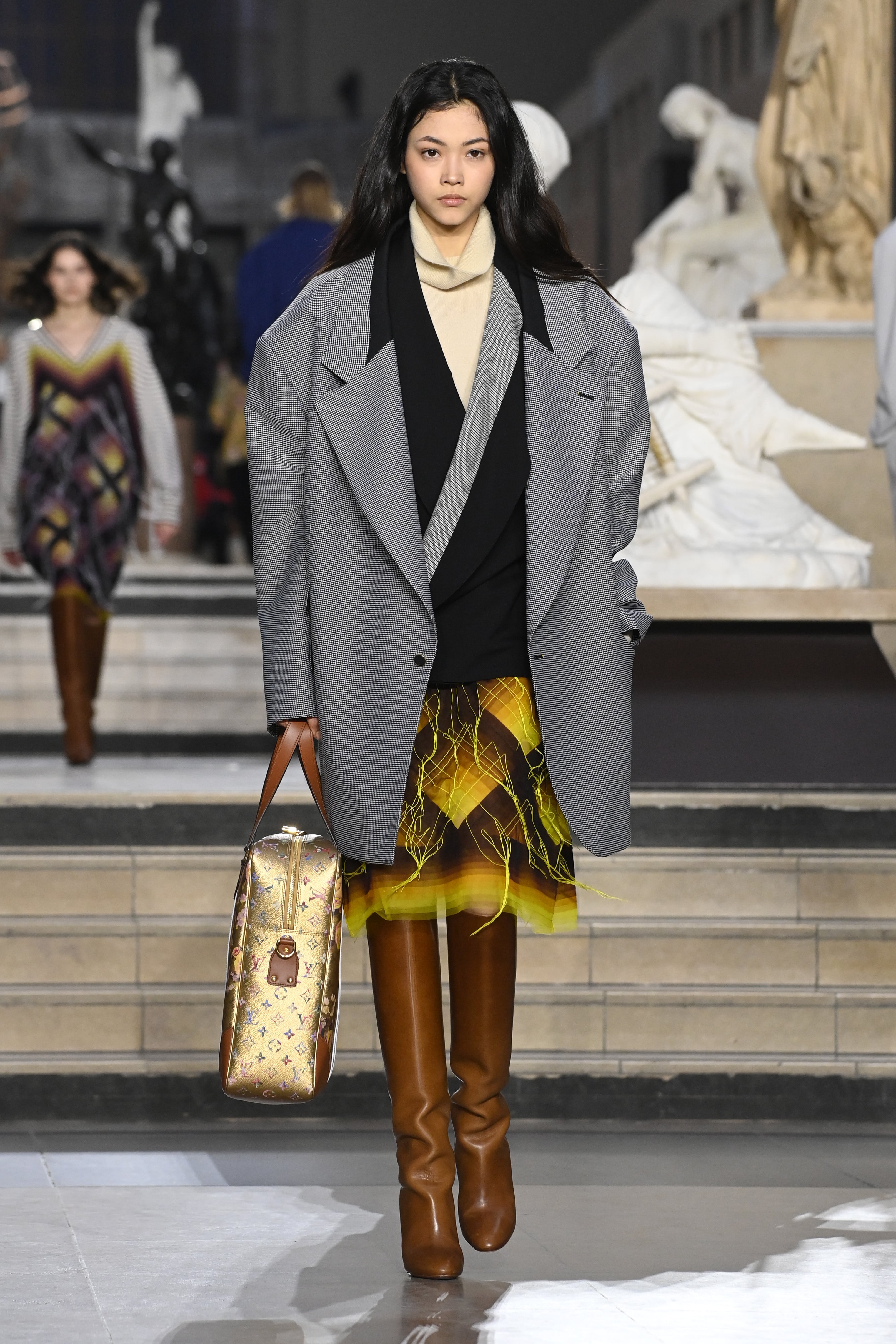 Sophie Turner Sit Front Row At Louis Vuitton Show – Pochta News, Porta-documentos  Louis Vuitton Sabana en lona a cuadros gris y cuero negro, Alicia Vikander