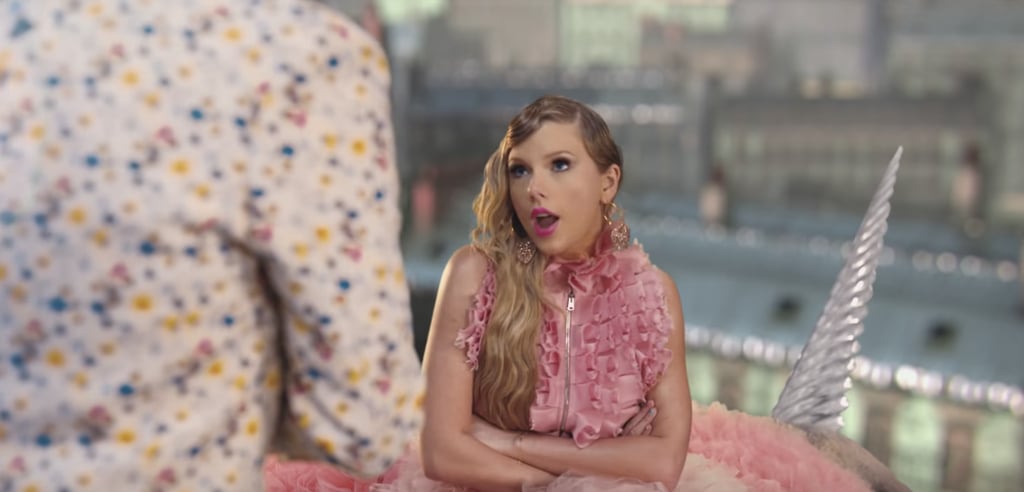 Step aside Rapunzel, Swift just got extensions that even princesses would be envious of, paired with a multicolored manicure and it's nothing short of a total dream.