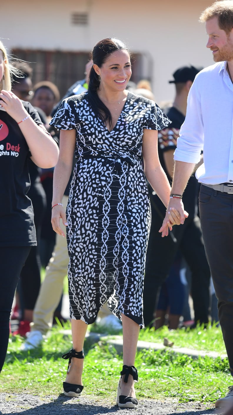 梅根·苏塞克斯公爵夫人穿着一件黑白动物打印在南非裹身裙