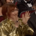 互联网是如此困惑,娜塔莎在艾美奖Lyonne不同寻常的鼓掌