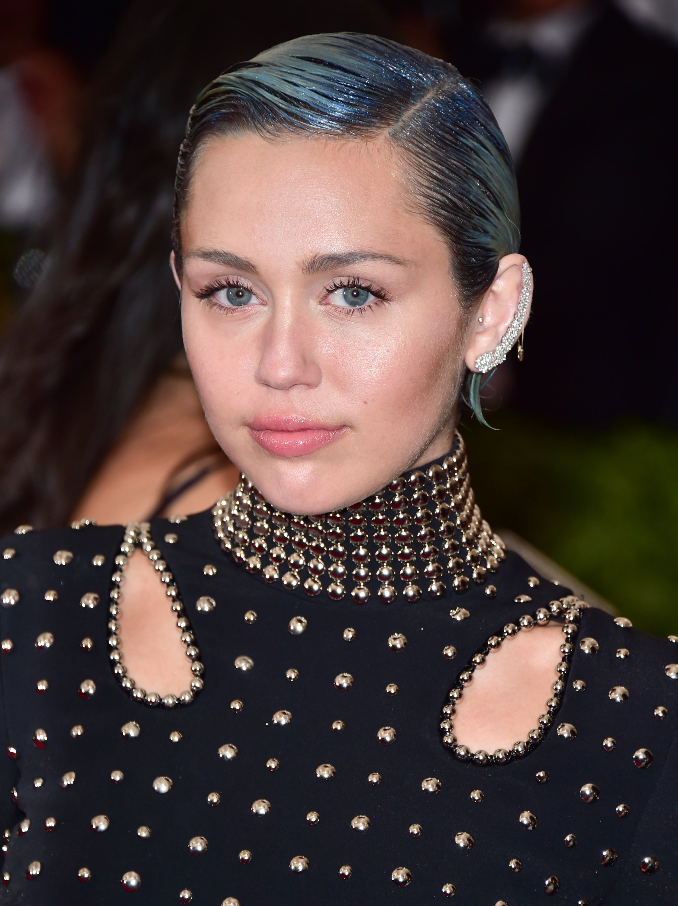Miley Cyrus unveils bold brunette hair transformation