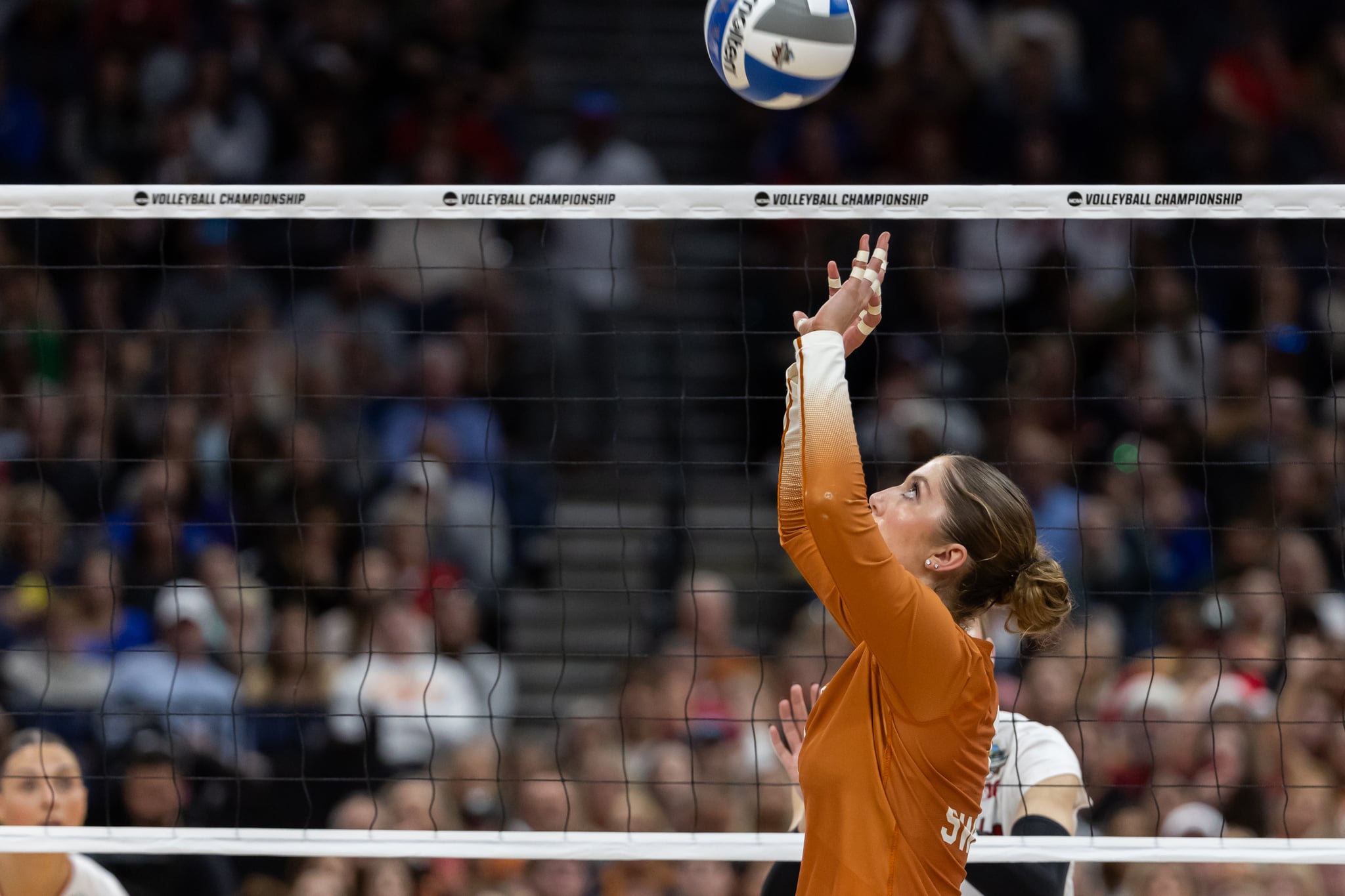 TAMPA, FL - DECEMBER 17: Texas setter Ella Swindle (1) watches the ball as it approaches her hands for a set during the NCAA Division I Women's Volleyball Championship match between Texas Longhorns and Nebraska Cornhuskers on December 17, 2023, at Amalie Arena in Tampa, Florida.  (Photo by David Buono/Icon Sportswire via Getty Images)