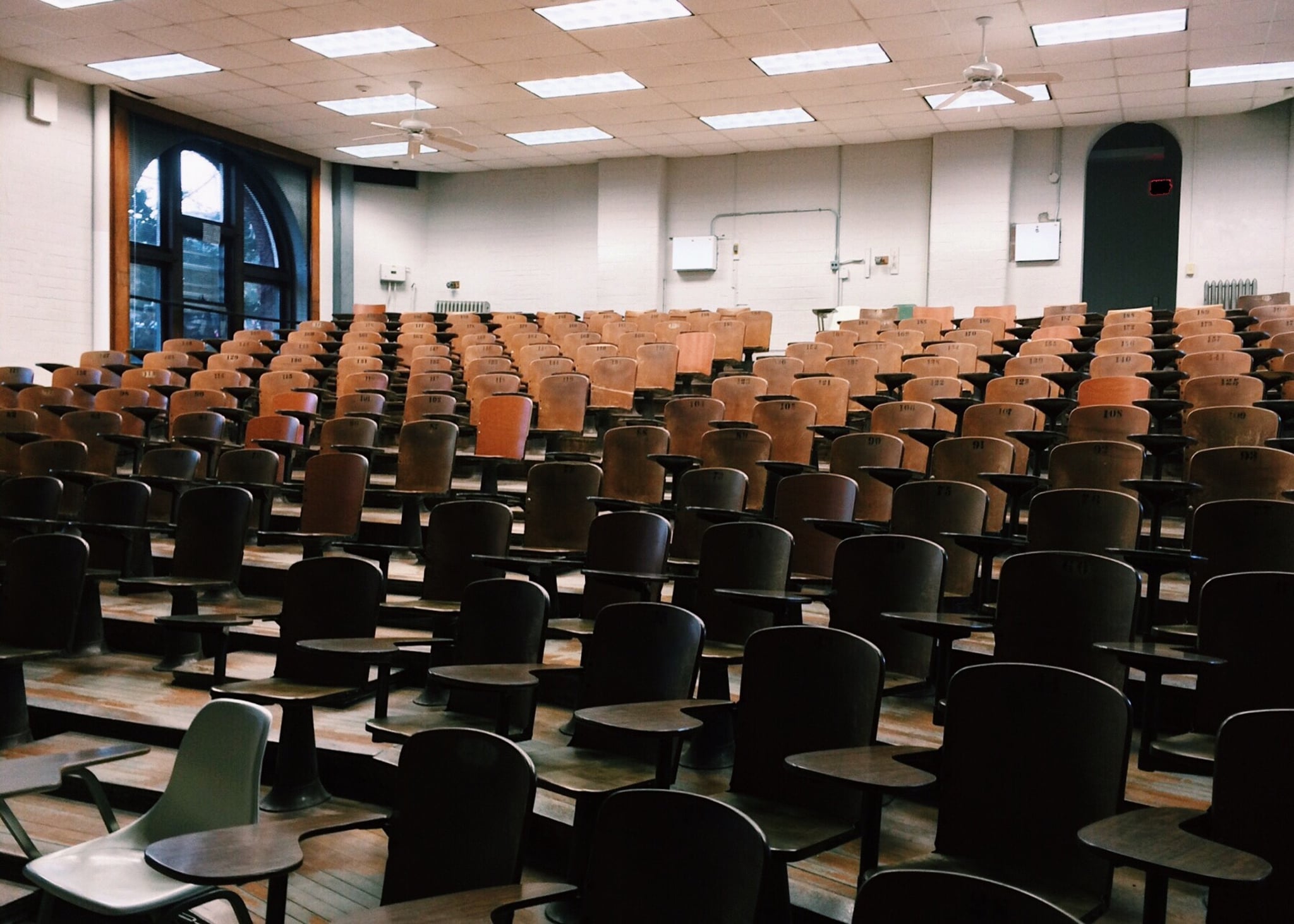 tmp_kP0Wd4_f7eba29f0c4f6091_auditorium-chairs-classroom-college-356065.jpg