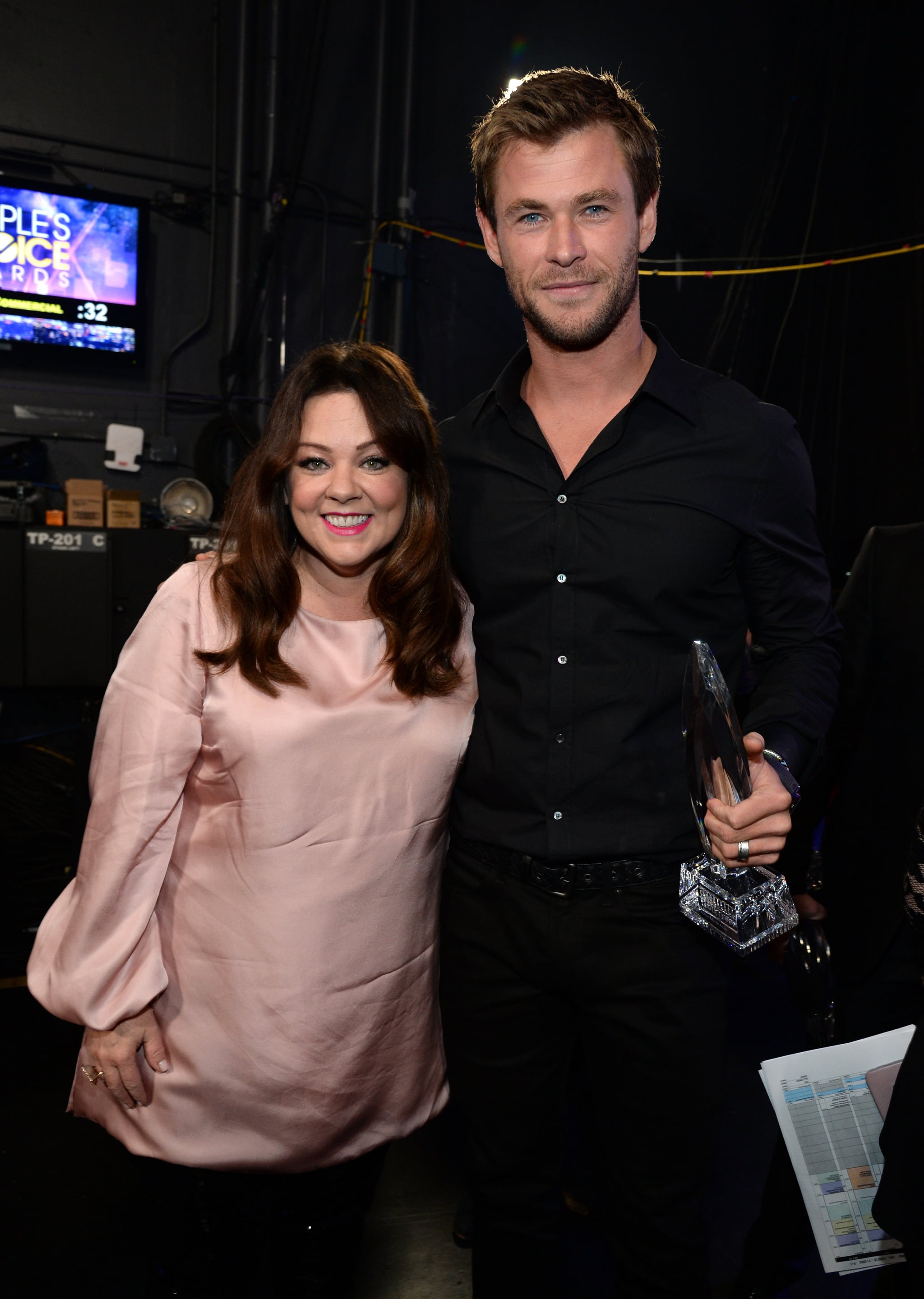 Chris Hemsworth At The People S Choice Awards 2016 Pictures Popsugar Celebrity