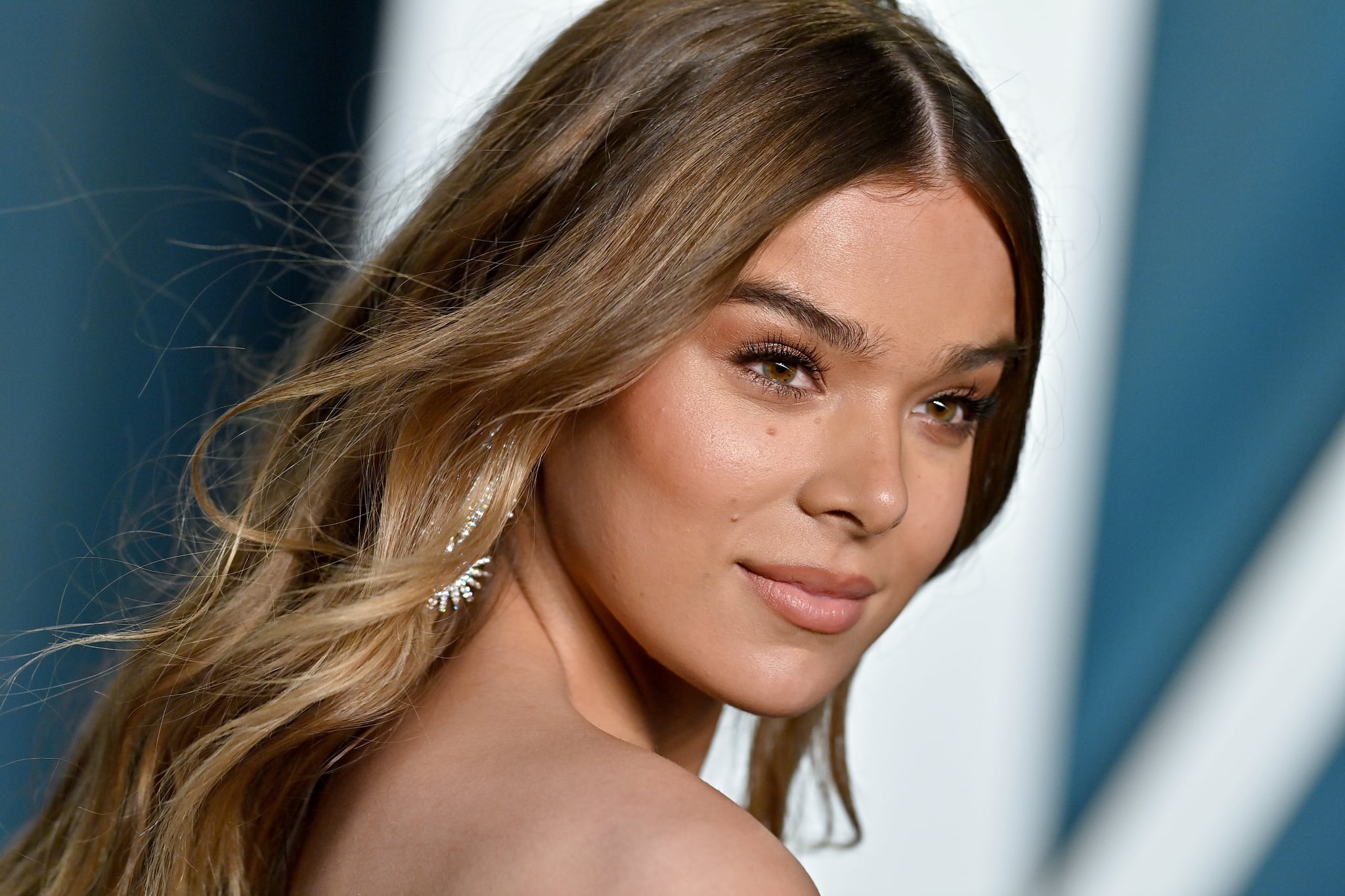 BEVERLY HILLS, CALIFORNIA - MARCH 27: Hailee Steinfeld attends the 2022 Vanity Fair Oscar Party hosted by Radhika Jones at Wallis Annenberg Center for the Performing Arts on March 27, 2022 in Beverly Hills, California. (Photo by Axelle/Bauer-Griffin/FilmMagic)