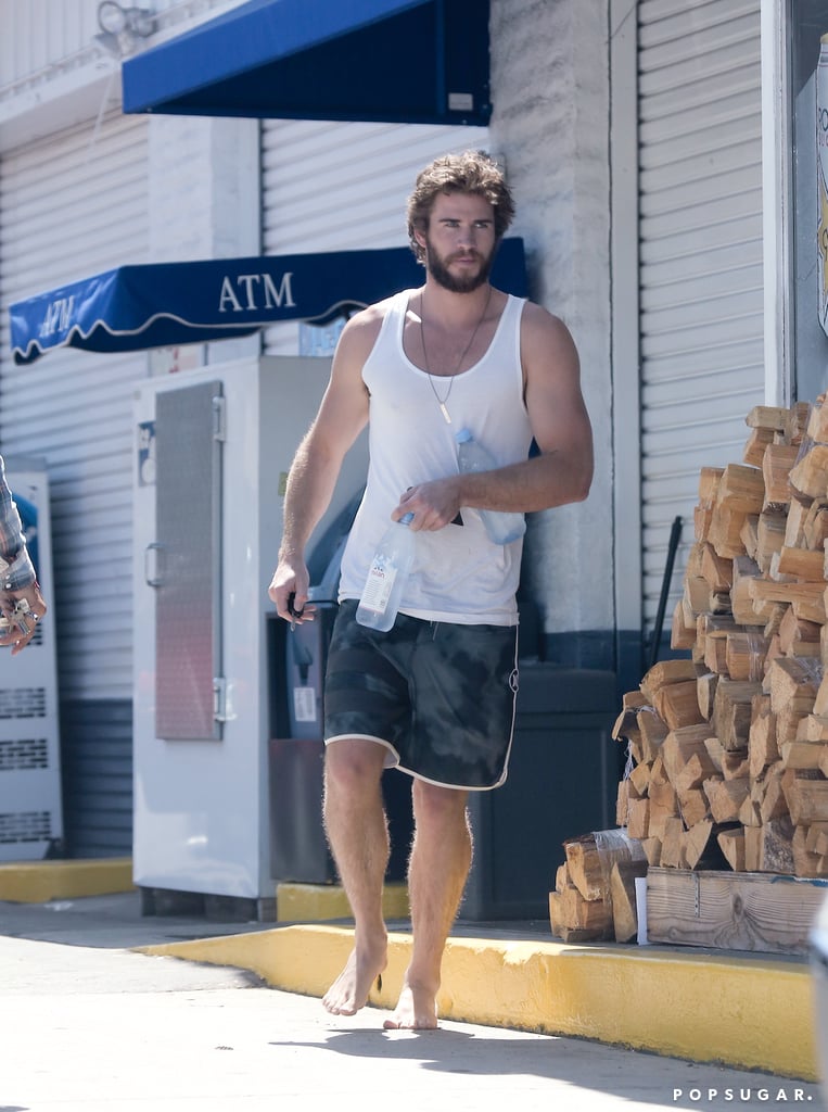 Liam Hemsworth Barefoot | Photos