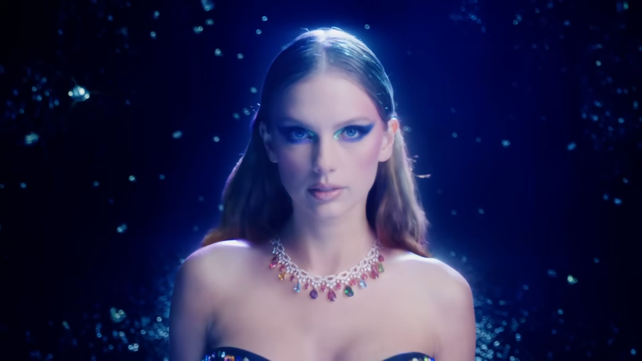 Taylor Swift in Bejeweled wearing the albums necklace