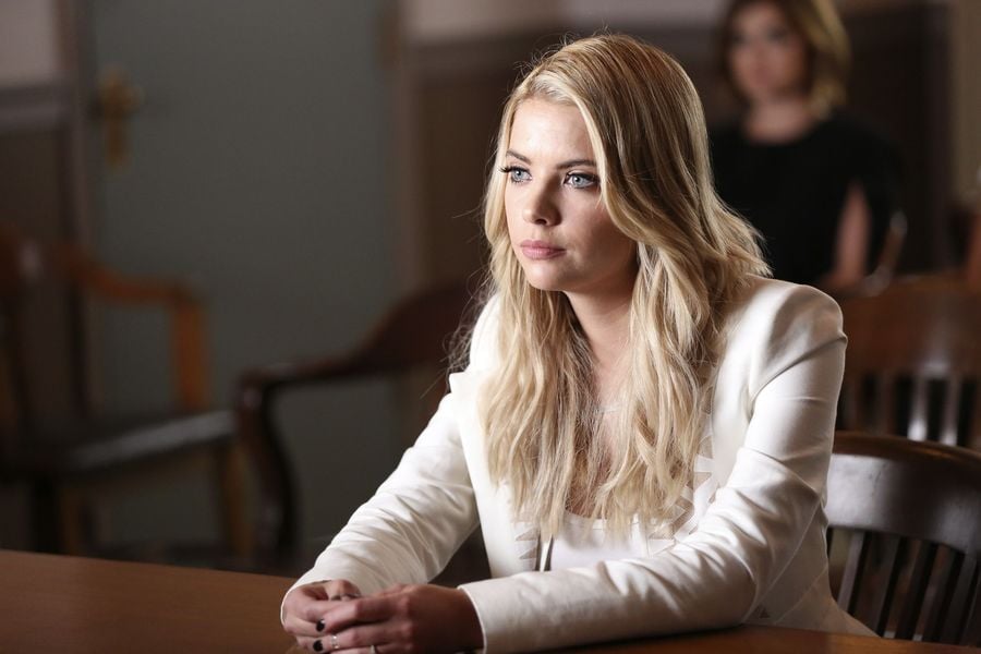Pretty Little Liars "Of Late I Think of Rosewood" Pictures