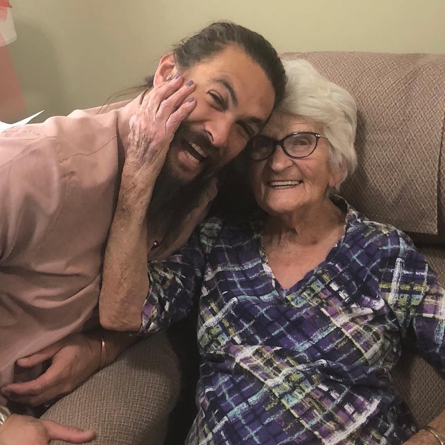 Jason Momoa Visiting His Grandma In Iowa 2019 Video Popsugar Celebrity