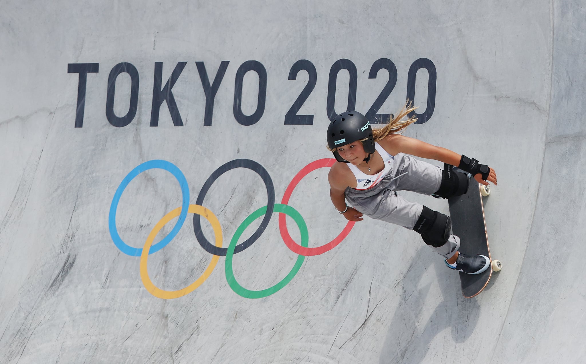 توکیو ، ژاپن - 04 آگوست: اسکای براون تیم بریتانیای کبیر در حین برگزاری مسابقات اسکیت بوردینگ زنان در روز دوازدهم بازی های المپیک توکیو 2020 در پارک ورزشی آریاکه شهری در 4 اوت 2021 در توکیو ژاپن شرکت می کند.