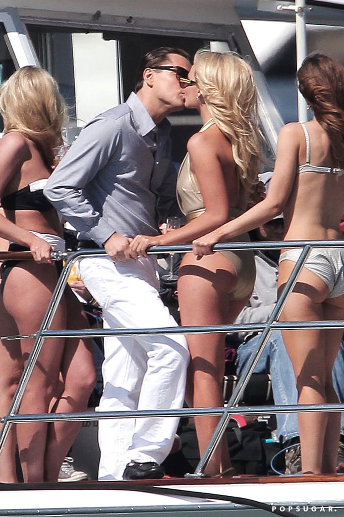 他共享一个吻配角在拍摄一个聚会场景在船上的狼华尔街2013年2月在洛杉矶。