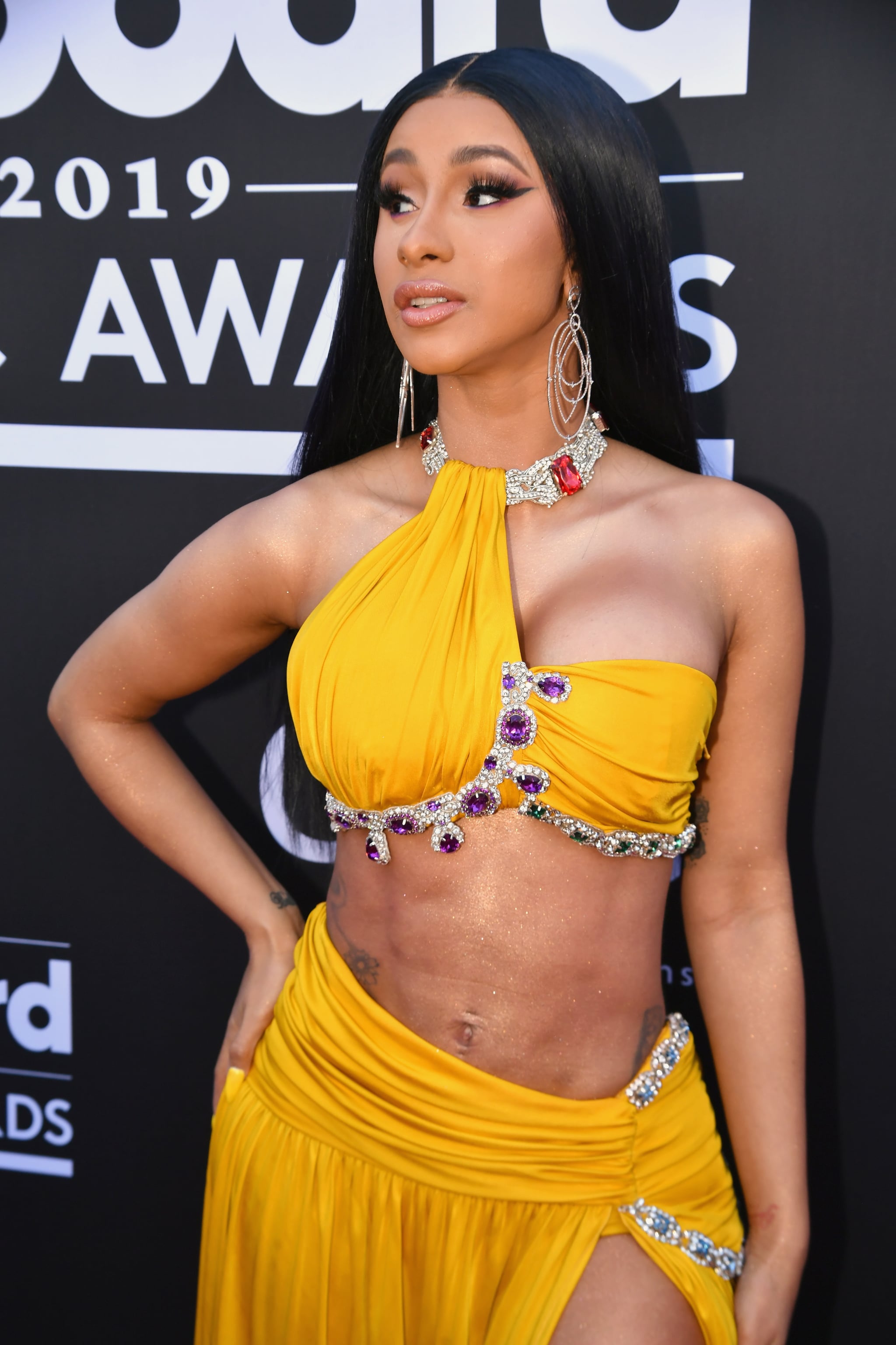 Cardi B S Abs At The 2019 Billboard Music Awards Popsugar Latina - cardi b black yellow roblox id code