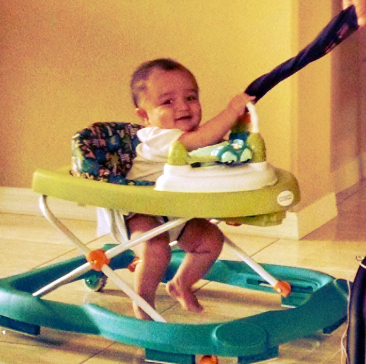 at how many months can baby use walker