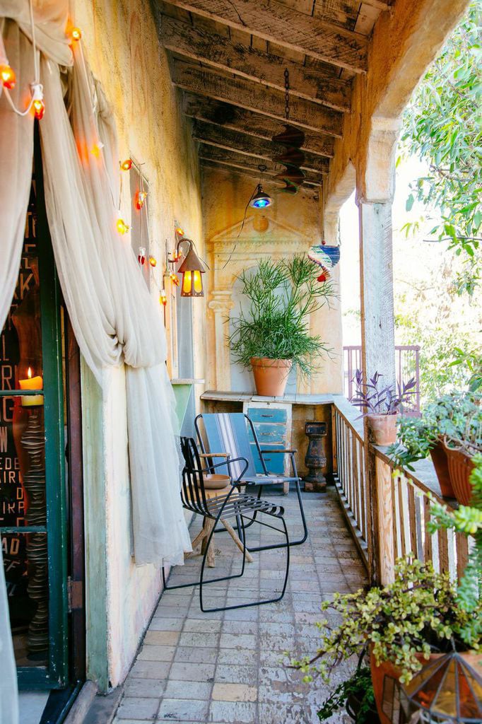 Jasmine had a huge balcony in her palace bedroom, so she'd definitely want an outdoor living space in her apartment.