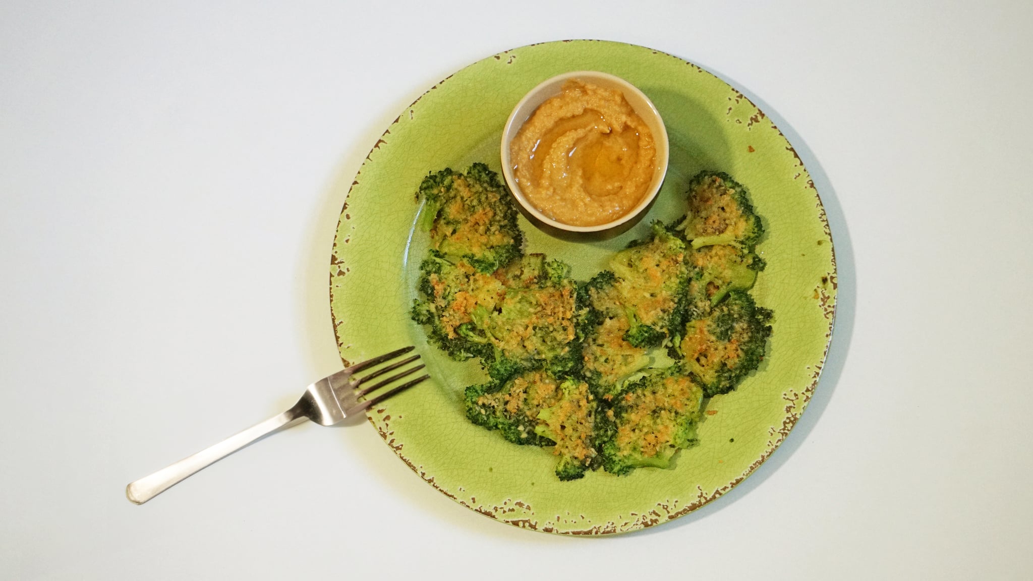 tiktok smashed broccoli recipe ingredients: finished product with dip