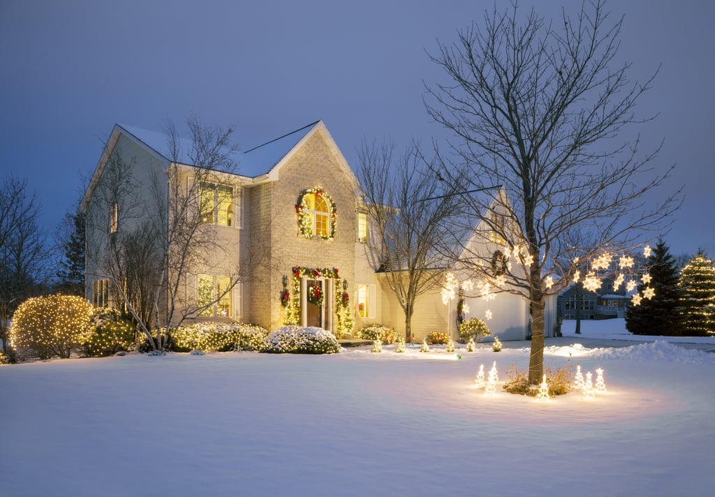 假日变焦背景:白雪覆盖的房子