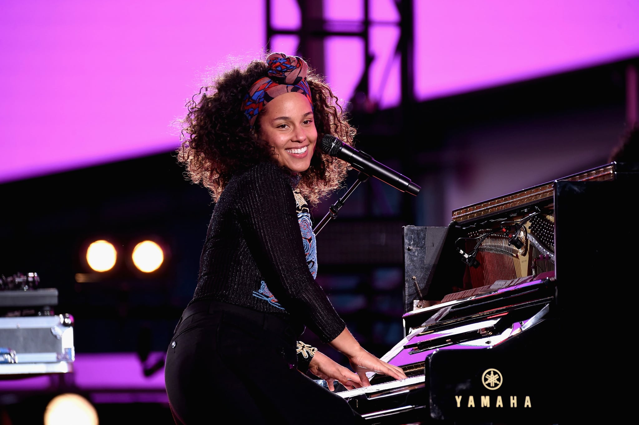Alicia Keys And Jay Z Perform Empire State Of Mind In Nyc