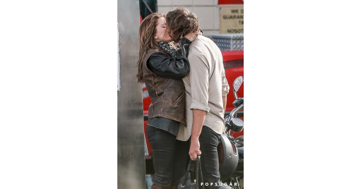 Lady Gaga And Bradley Cooper Kissing On A Star Is Born Set Popsugar Celebrity Photo 3