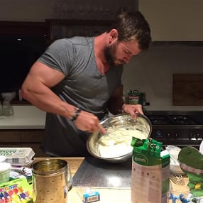 Chris Hemsworth Bakes Cake For Daughter's Birthday 2016