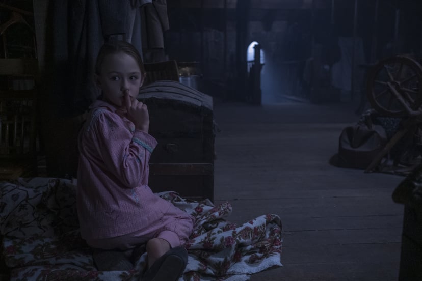 THE HAUNTING OF BLY MANOR (L to R) AMELIE BAE SMITH as FLORA in THE HAUNTING OF BLY MANOR. Cr. EIKE SCHROTER/NETFLIX  2020